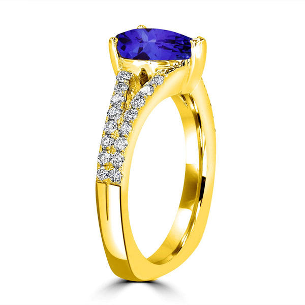 1.75ct Pear Shape Tanzanite Ring with 0.37 cttw Diamond